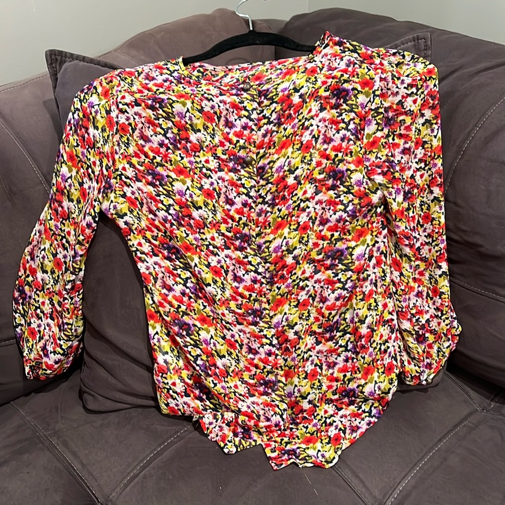 Floral top the buttons in the back size small